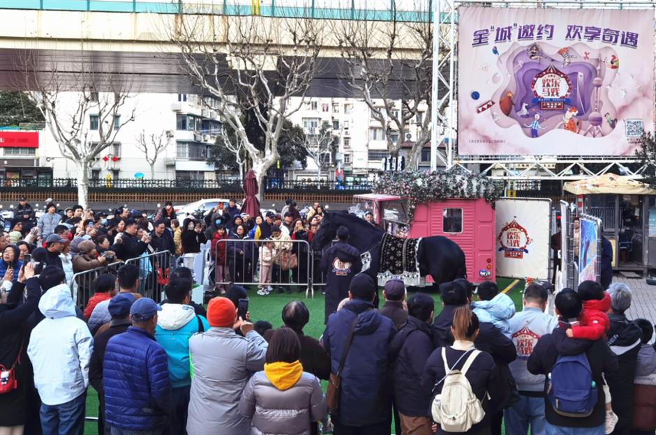 真馬進商圈!這個春節,來靜安看馬戲表演,還能和表演馬互動