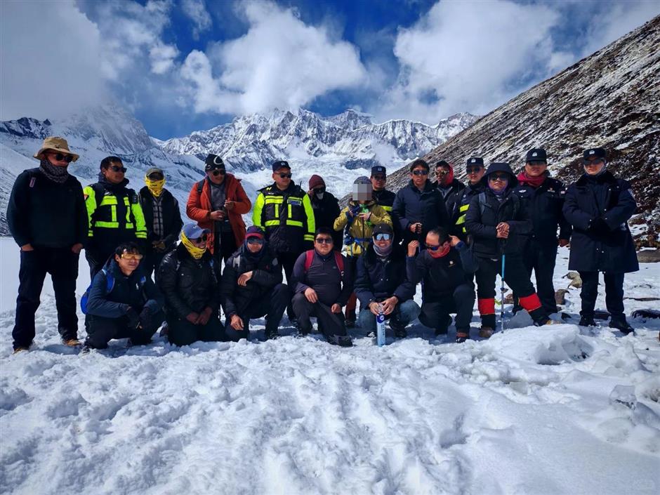 Xizang Hiker Survives Night Using Yak Dung for Warmth