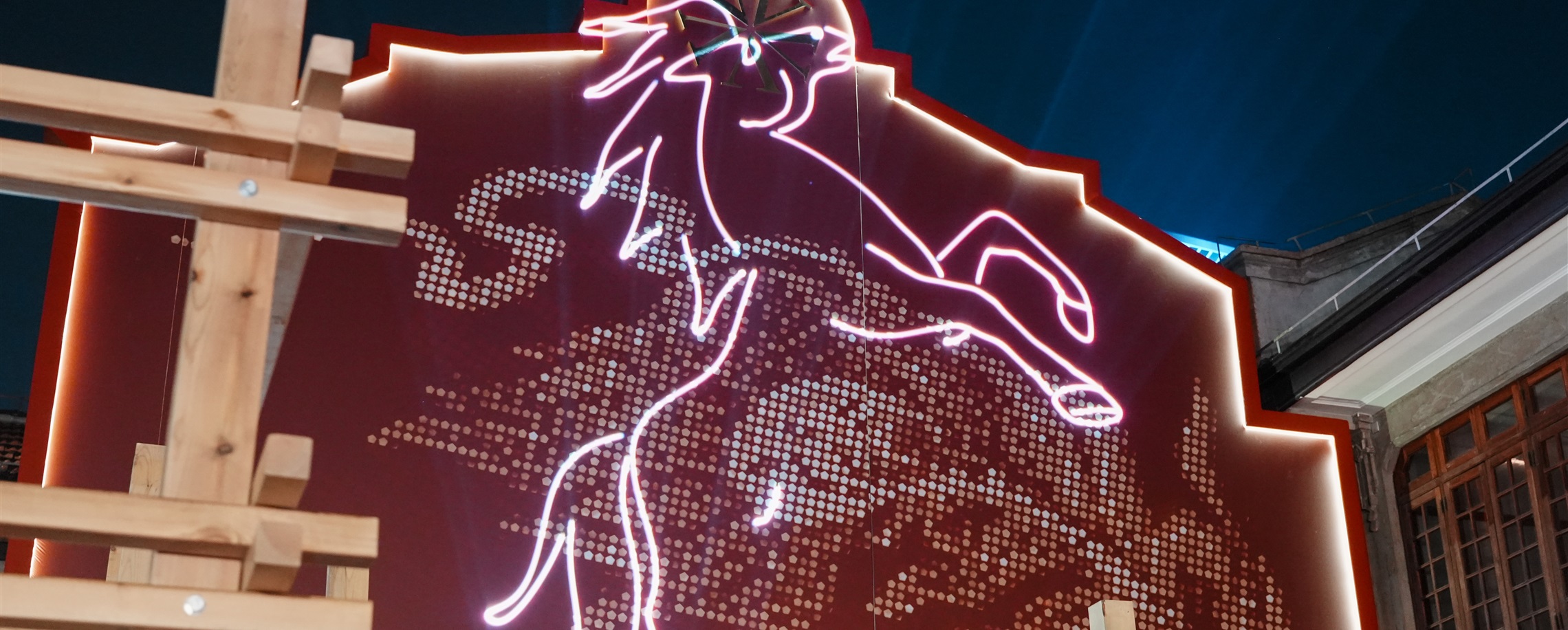 Record Numbers of Visitors Throng Shanghai During Holiday