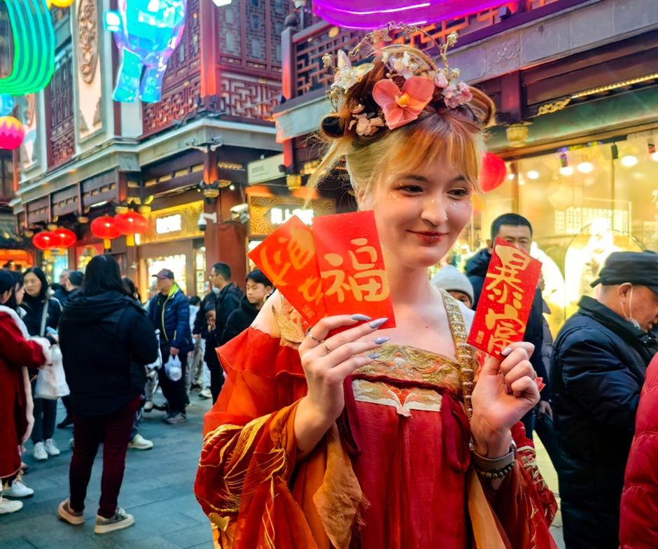 Longer Holidays Highlight New Trends Among Chinese