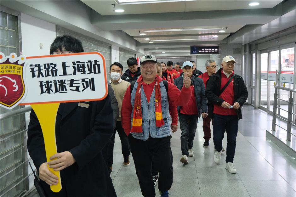 Football Fans Take Special Trains to Super Cup Final in Nanjing