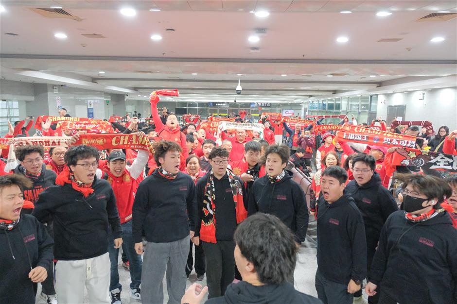 Football Fans Take Special Trains to Super Cup Final in Nanjing