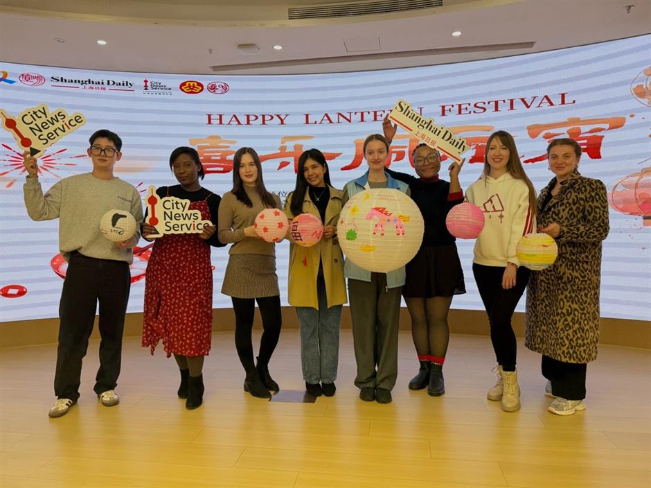 Foreign and Local Residents Celebrate Lantern Festival Together