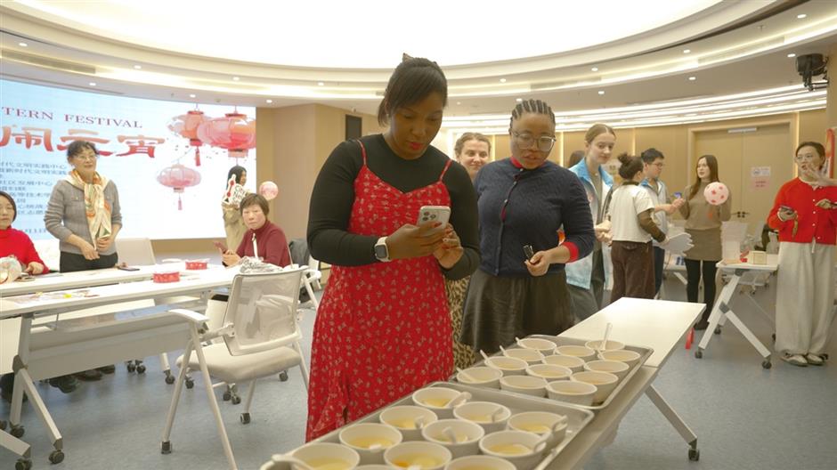 Foreign and Local Residents Celebrate Lantern Festival Together