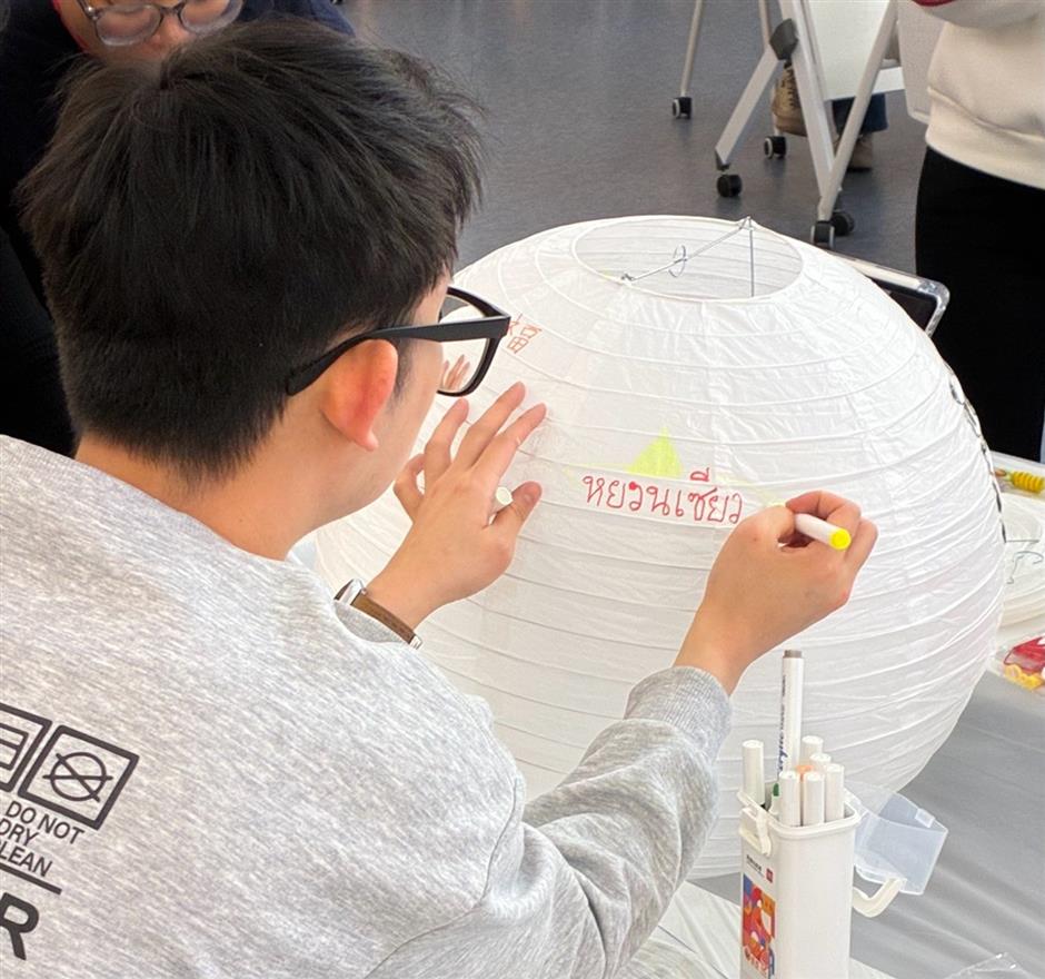 Foreign and Local Residents Celebrate Lantern Festival Together