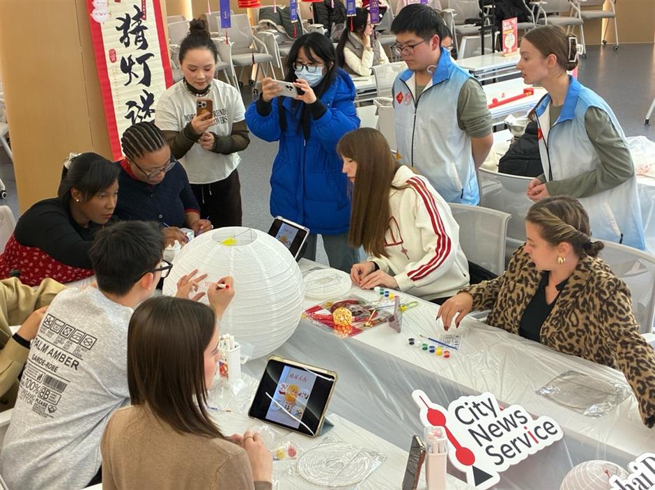 Foreign and Local Residents Celebrate Lantern Festival Together