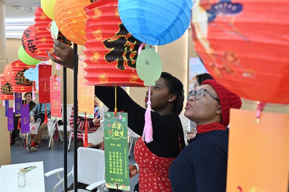 Foreign and Local Residents Celebrate Lantern Festival Together