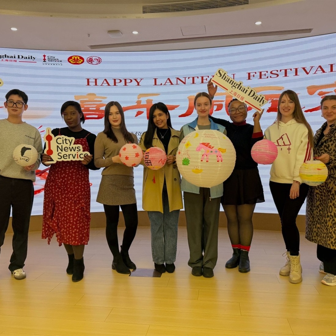 Foreign and Local Residents Celebrate Lantern Festival Together