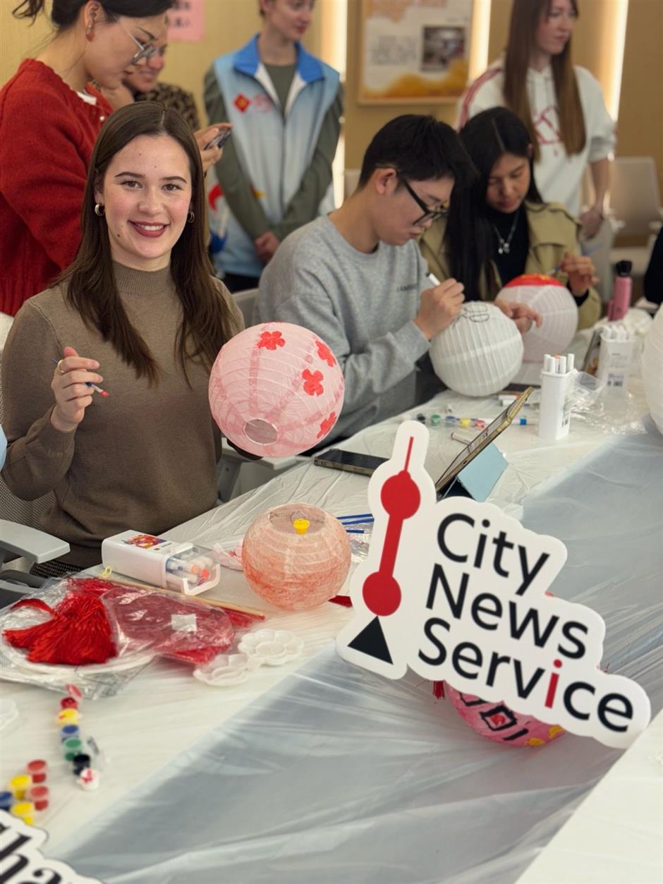 Foreign and Local Residents Celebrate Lantern Festival Together