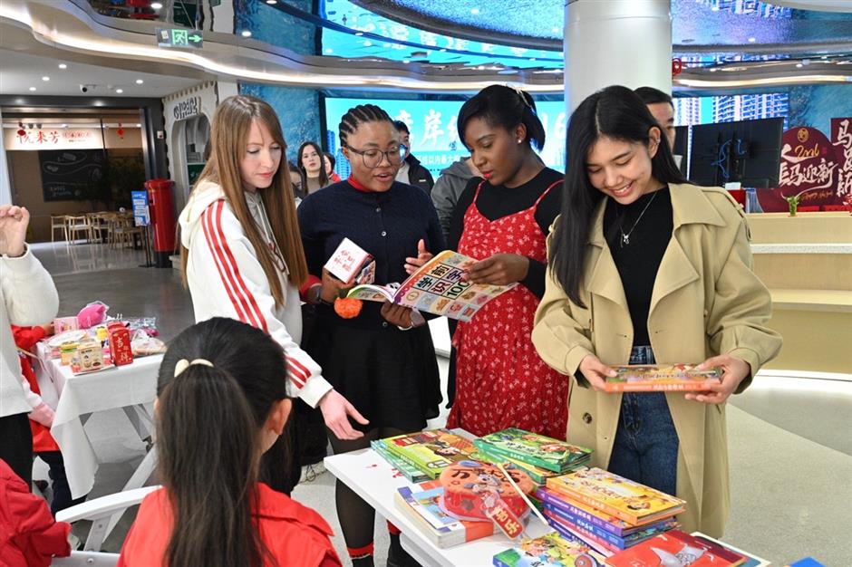 Foreign and Local Residents Celebrate Lantern Festival Together