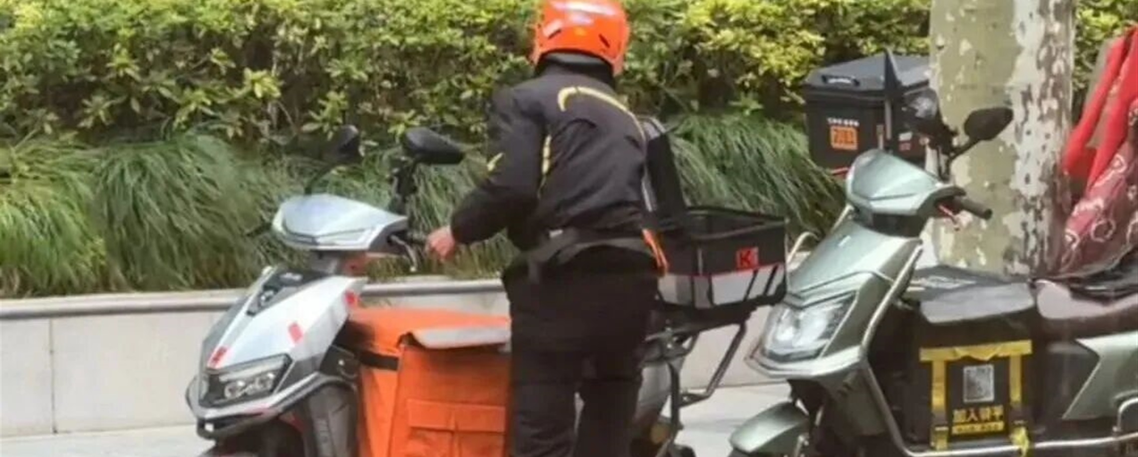 Shanghai Deliveryman's Mishap Sparks Nationwide Kindness