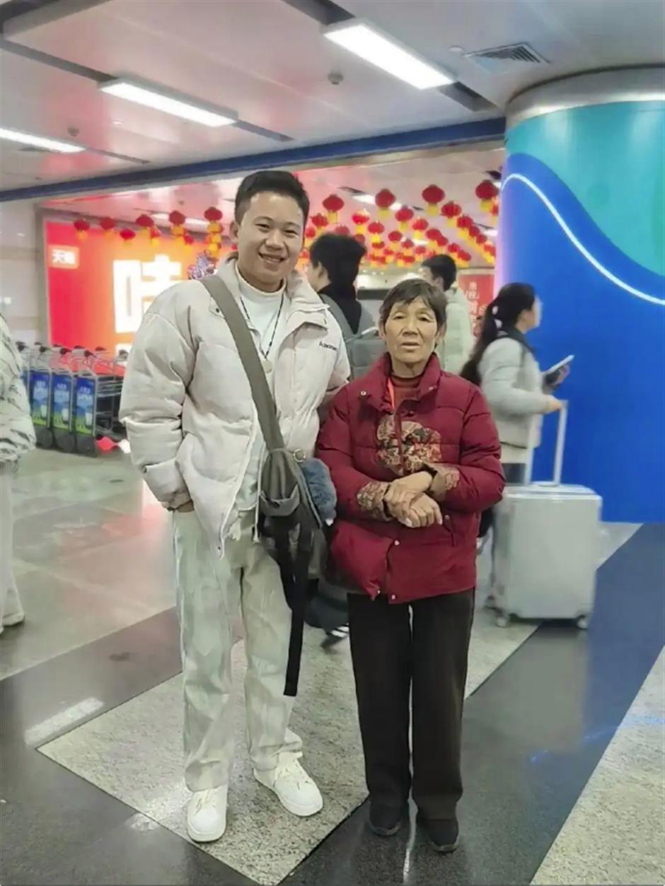 Online Appeal Spurs Relay of Kindness for Elderly Flyer