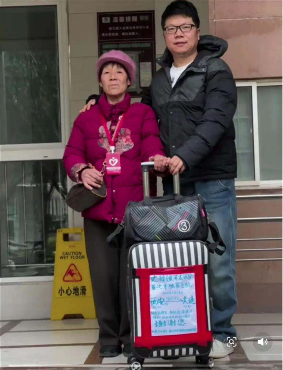 Online Appeal Spurs Relay of Kindness for Elderly Flyer