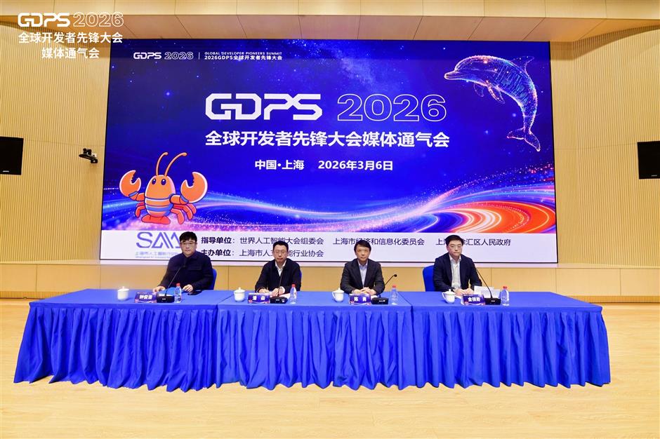 Latest Hot Tech Sensation Clamps Its Claws Into Public Fancy