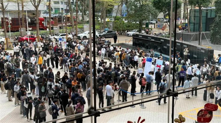 Latest Hot Tech Sensation Clamps Its Claws Into Public Fancy