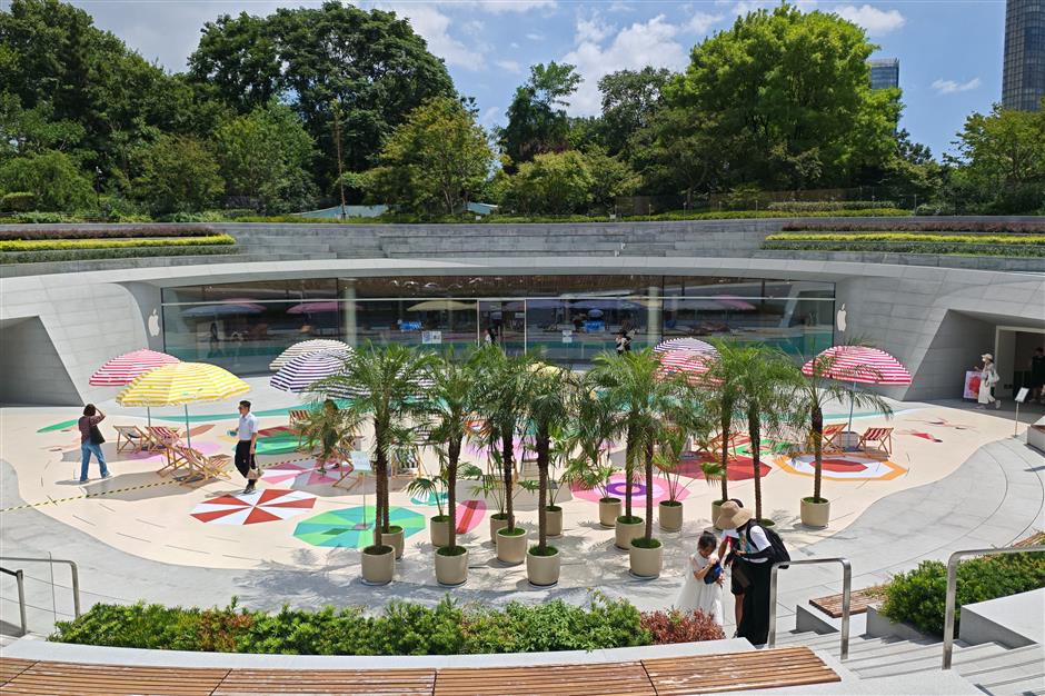 [Hai Streets] A Walk Through Shanghai's Most Glamorous Fashion Avenue