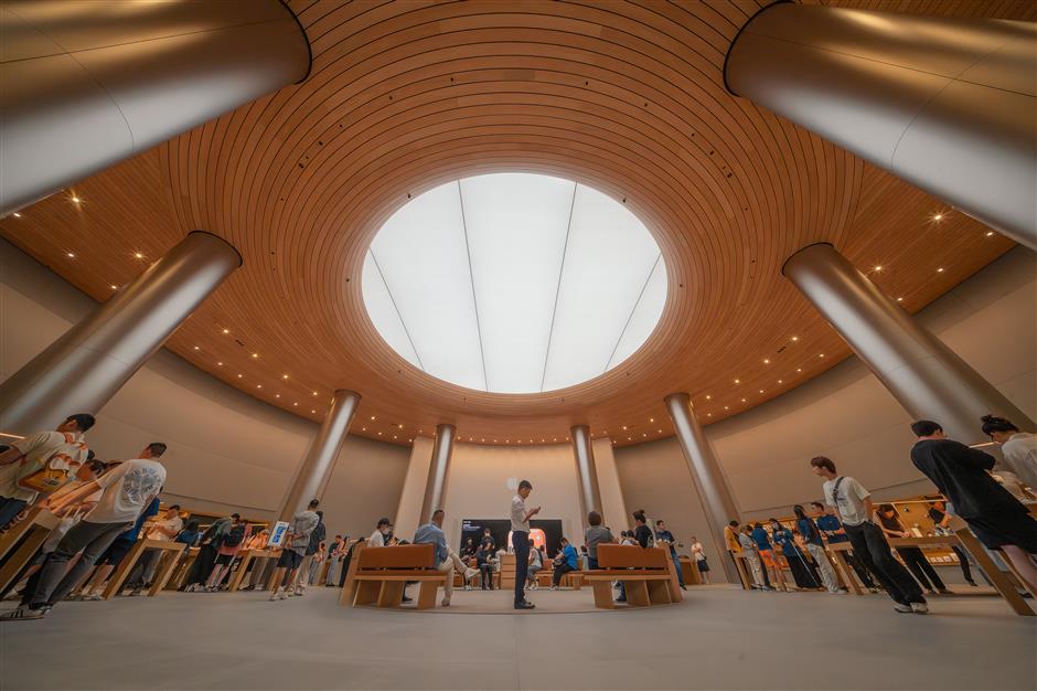 [Hai Streets] A Walk Through Shanghai's Most Glamorous Fashion Avenue