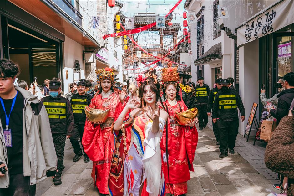 Rapeseed Flower Festival Opens in Fengxian, Highlighting Historic Lanes