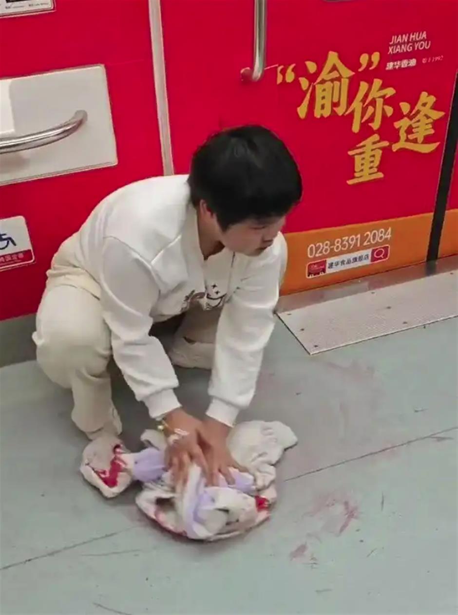 Seriously Ill Woman Wipes Blood on Chongqing Subway Floor
