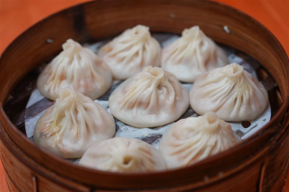 Global Tourists Follow AI, Social Media to Shanghai's Neighborhood Dumpling Shops