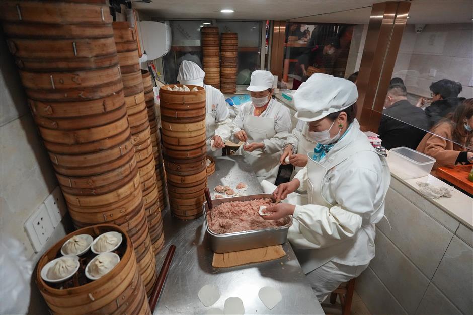 Global Tourists Follow AI, Social Media to Shanghai's Neighborhood Dumpling Shops