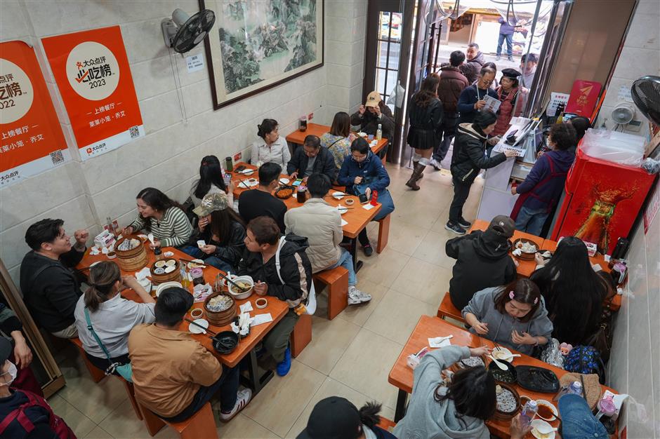 Global Tourists Follow AI, Social Media to Shanghai's Neighborhood Dumpling Shops