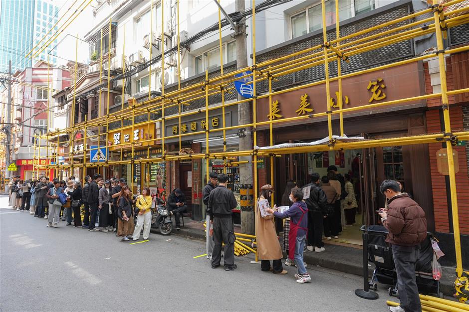 Global Tourists Follow AI, Social Media to Shanghai's Neighborhood Dumpling Shops