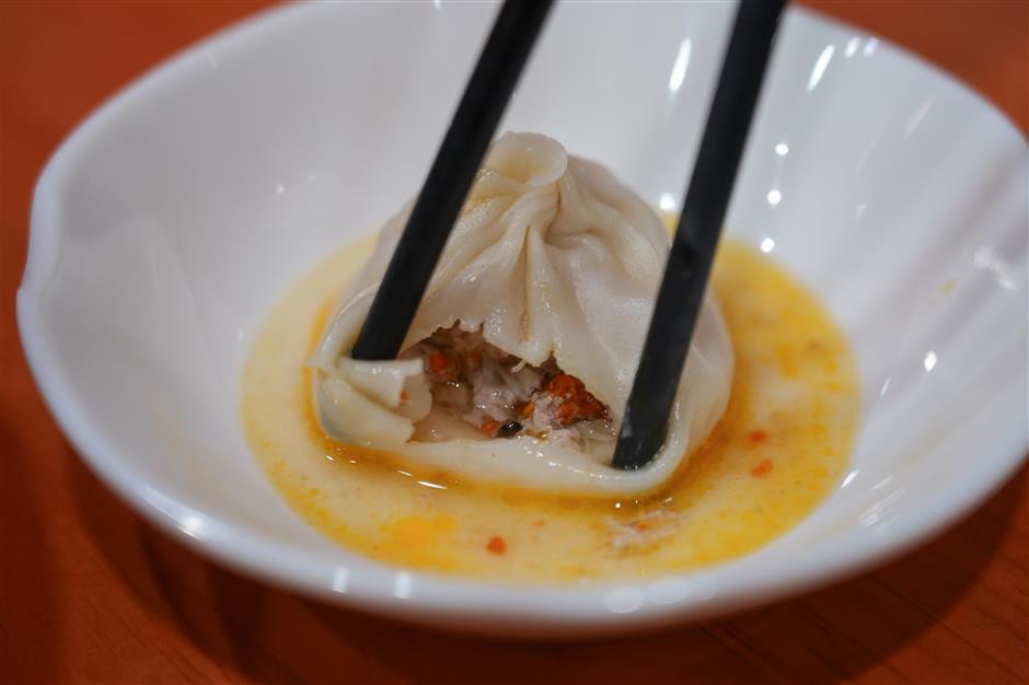 Global Tourists Follow AI, Social Media to Shanghai's Neighborhood Dumpling Shops