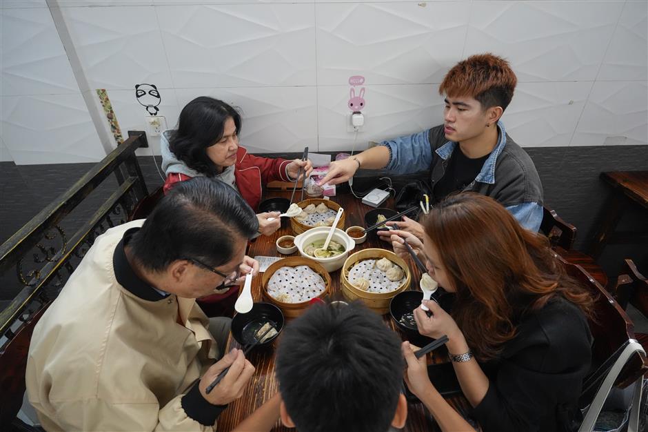 Global Tourists Follow AI, Social Media to Shanghai's Neighborhood Dumpling Shops