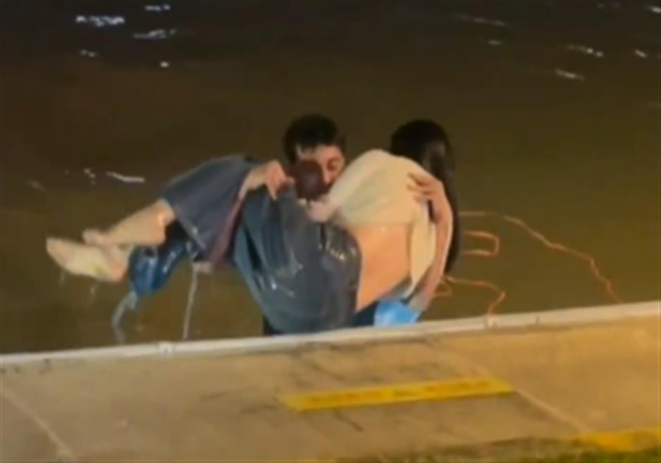 Moroccan Student Leaps Into Lake to Save Woman in China