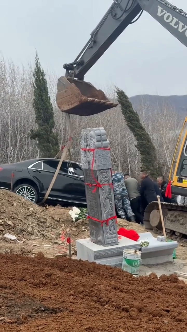 Burial of Mercedes-Benz at Funeral Sparks Official Probe in Northeast China