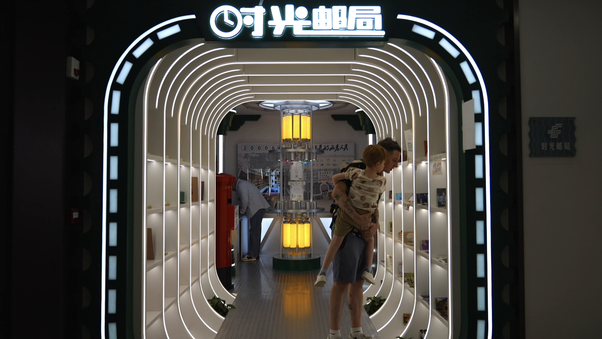 Yichuan's Bilingual Column Brings the Community Together