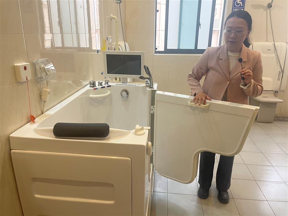 Shanghai Community Center Offers Active Life for Seniors