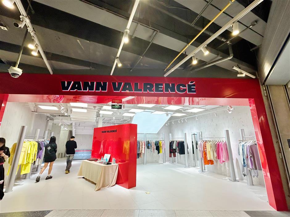 [First in SH] GiGO, Lay's, Keds & Vann Valrence Land in SH