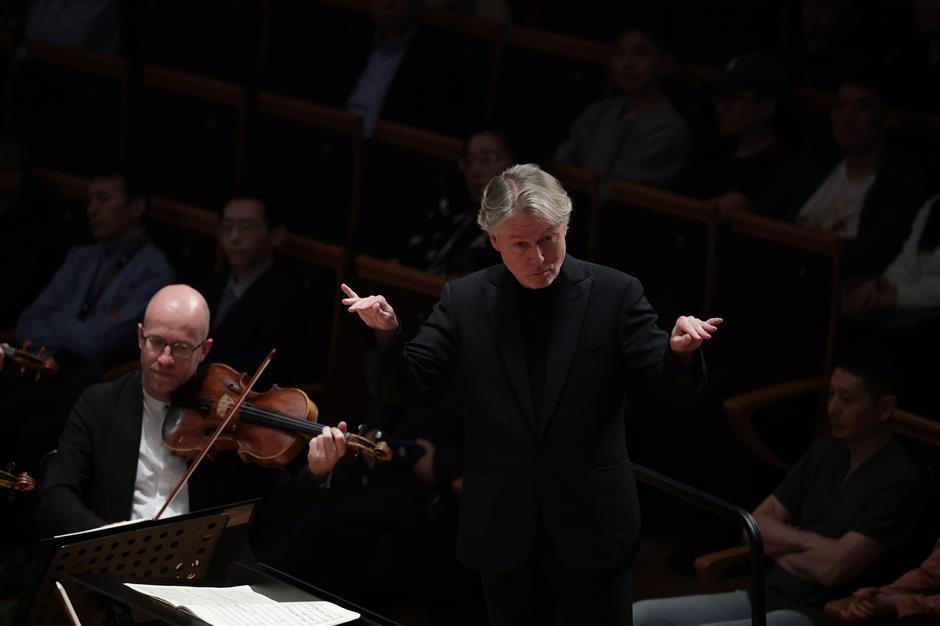 Salonen and Orchestre de Paris Make Shanghai Debut