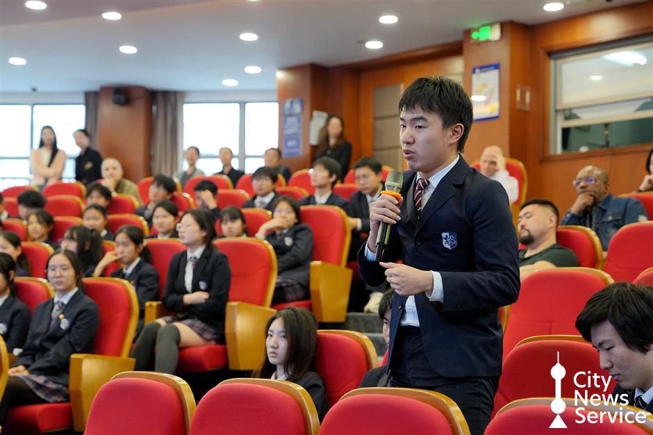 Shanghai Students Urged to See 'Both Sides' of the World