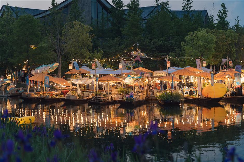 Panlong Xintiandi Marks 3rd Anniversary With Floating Water Market