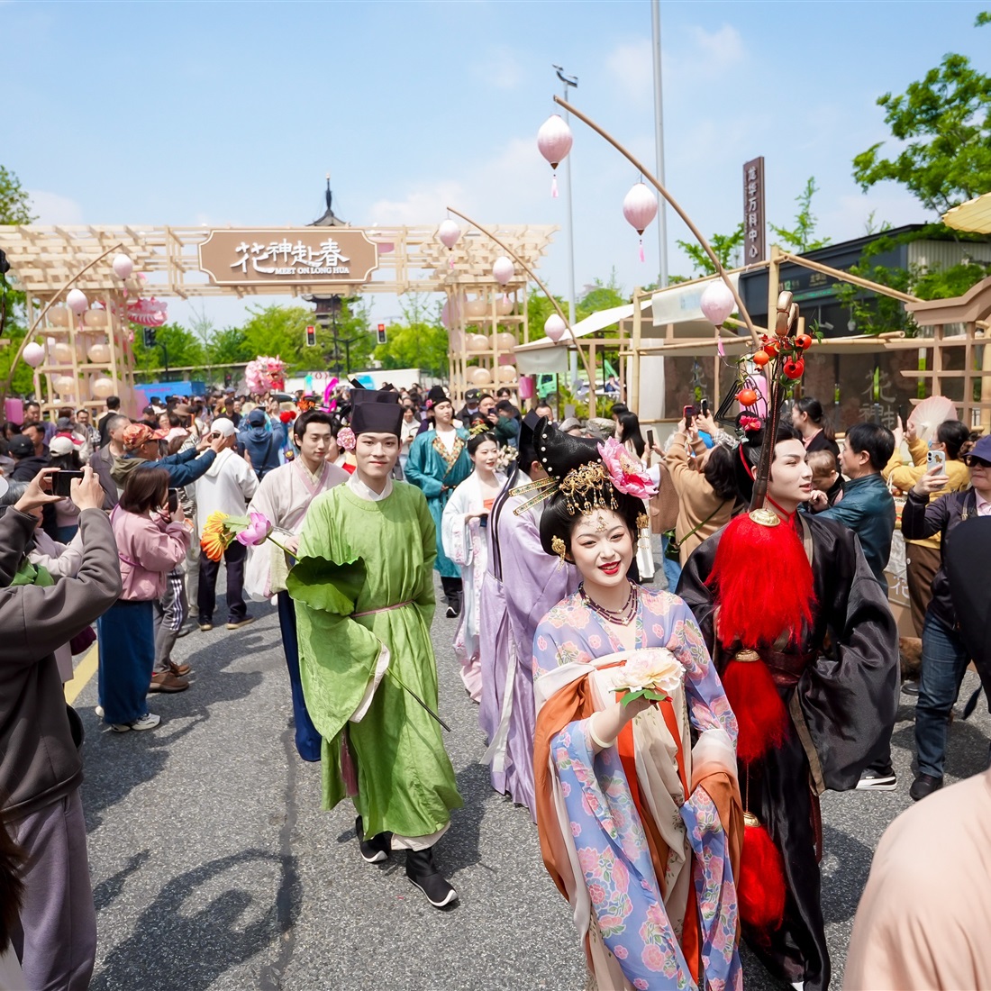 'Twelve Flower Gods' Take Center Stage at Longhua Temple Fair
