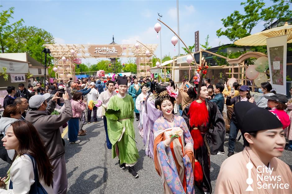 'Twelve Flower Gods' Take Center Stage at Longhua Temple Fair
