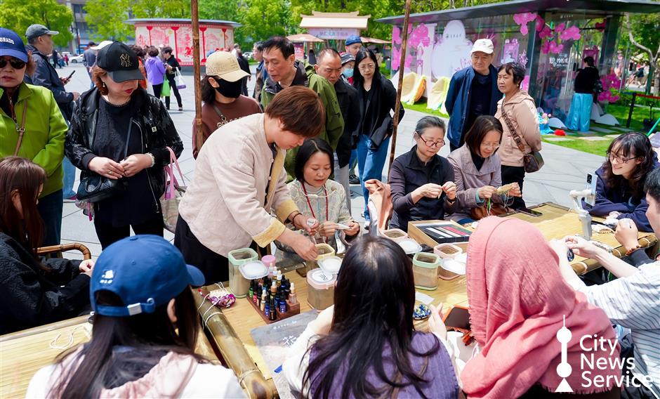 'Twelve Flower Gods' Take Center Stage at Longhua Temple Fair