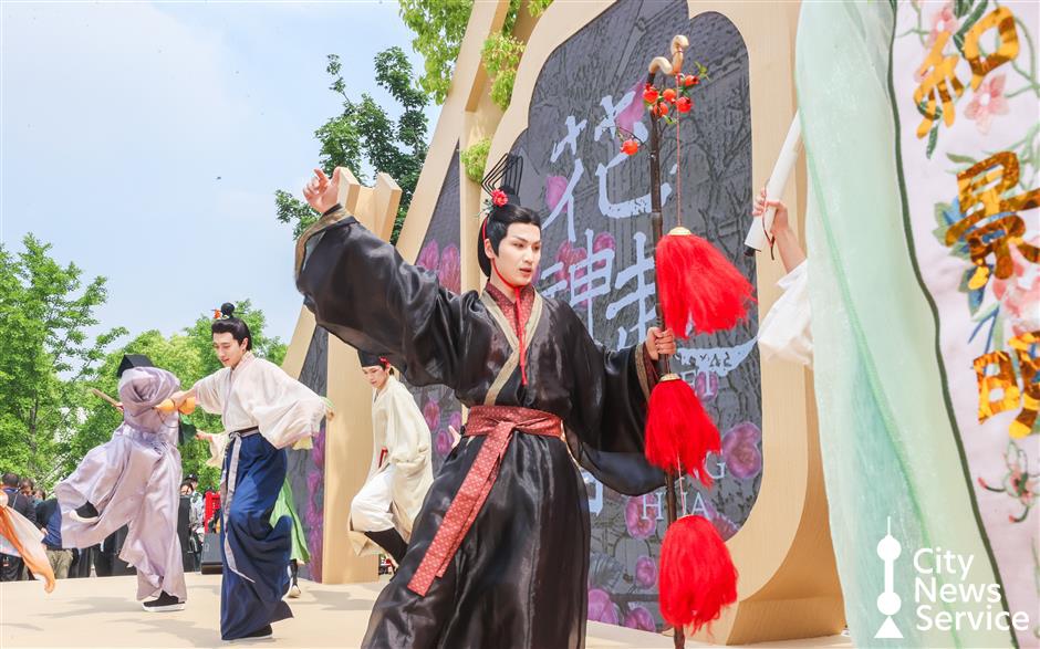 'Twelve Flower Gods' Take Center Stage at Longhua Temple Fair