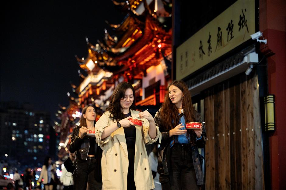 China Poised to Overtake US as World's Largest Tourism Market