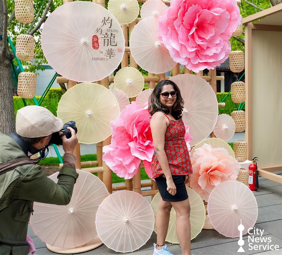 'Twelve Flower Gods' Take Center Stage at Longhua Temple Fair