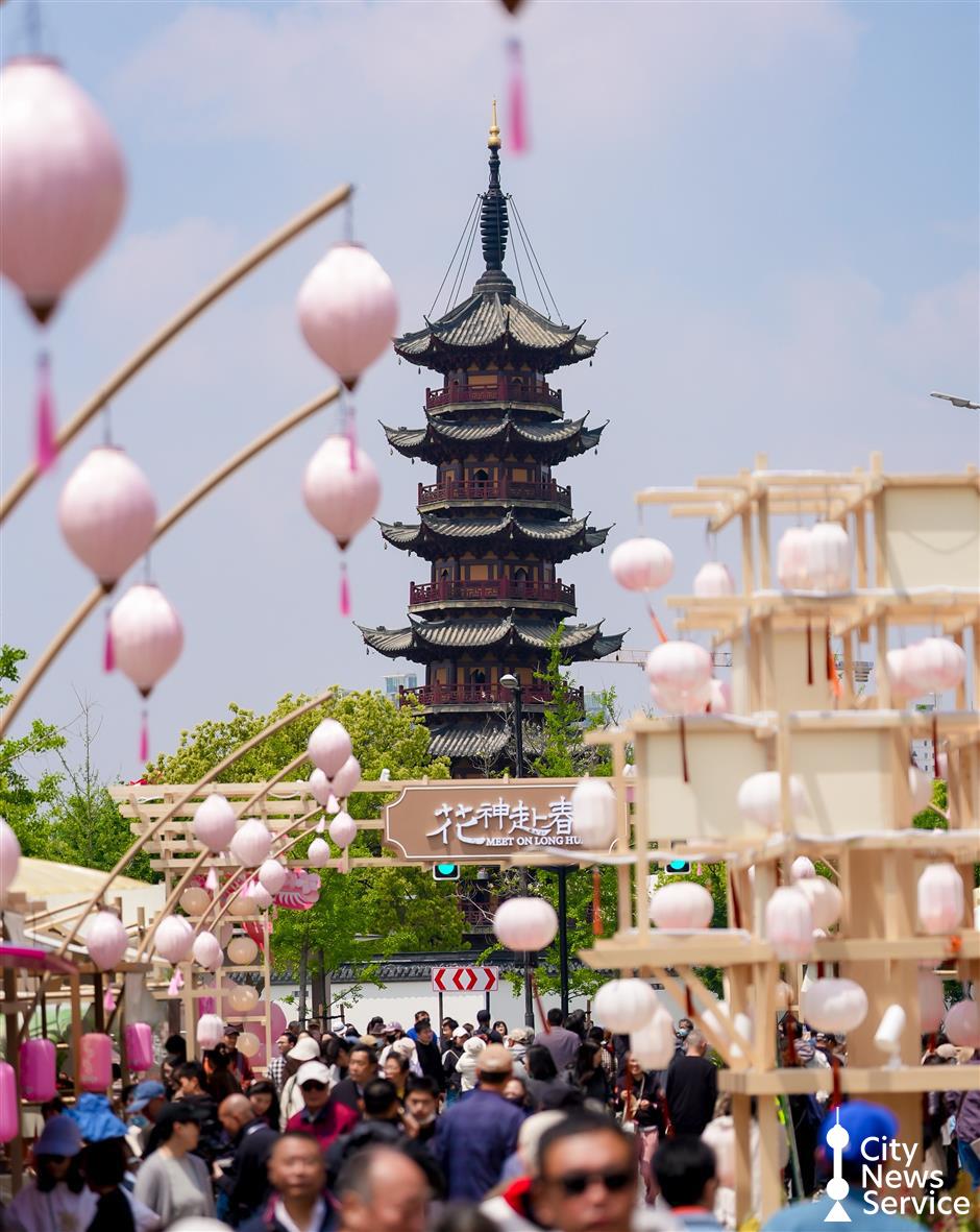 'Twelve Flower Gods' Take Center Stage at Longhua Temple Fair
