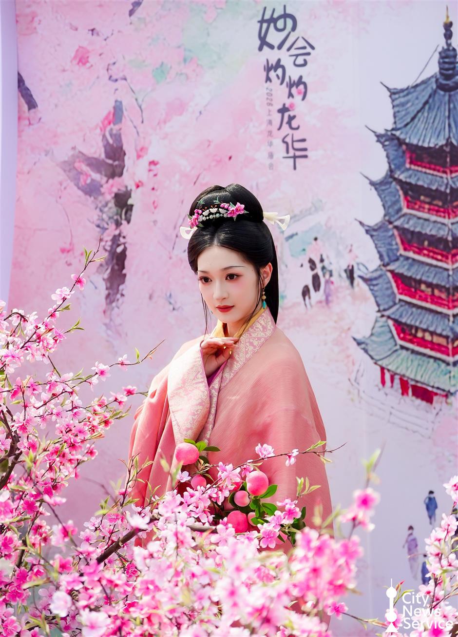 'Twelve Flower Gods' Take Center Stage at Longhua Temple Fair