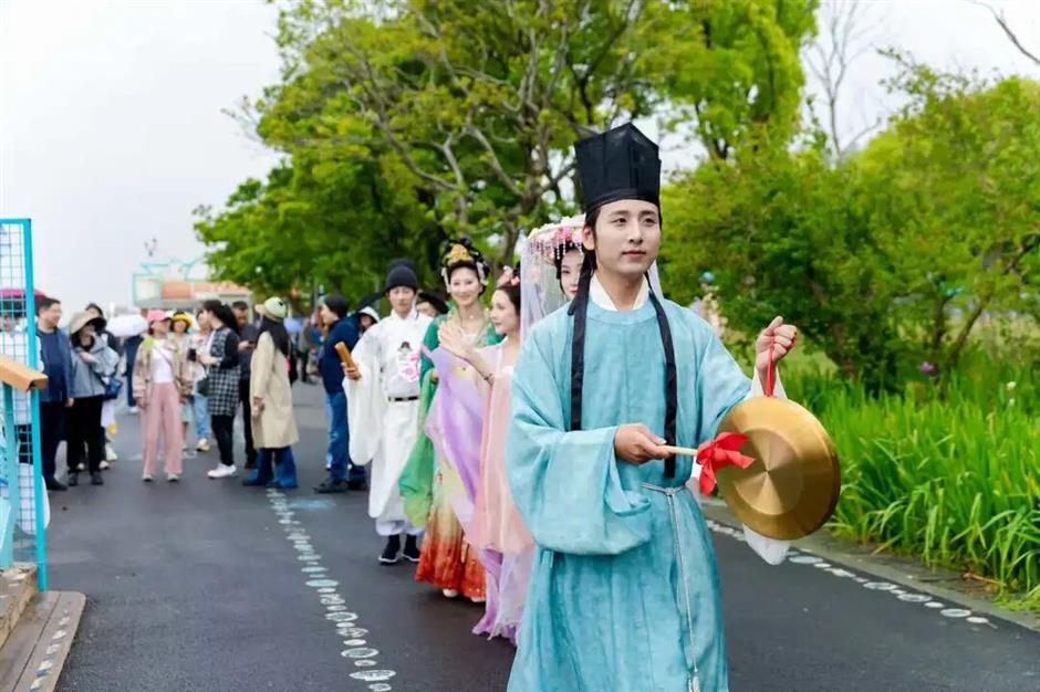2.3公里滨江狂欢!长滩潮