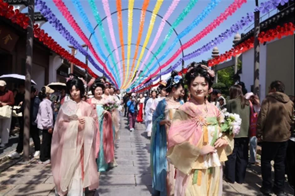 当汉服华裳遇上古镇新境,新启幕的舣园超出片!