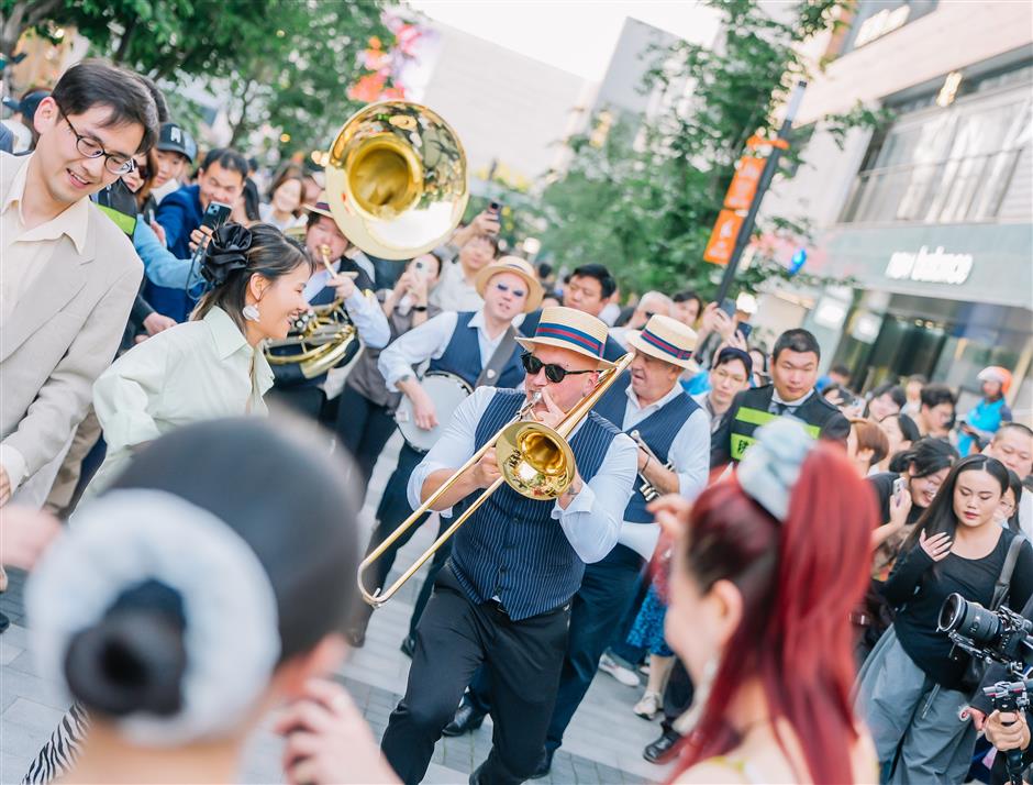 Consumption Booms, Tourist Numbers Soar in Shanghai During Holiday