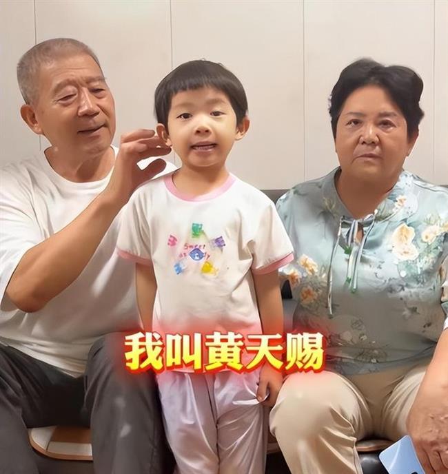 At 72, China's Oldest Natural Mother Lies Bedridden as Young Daughter Tries to Care for Her