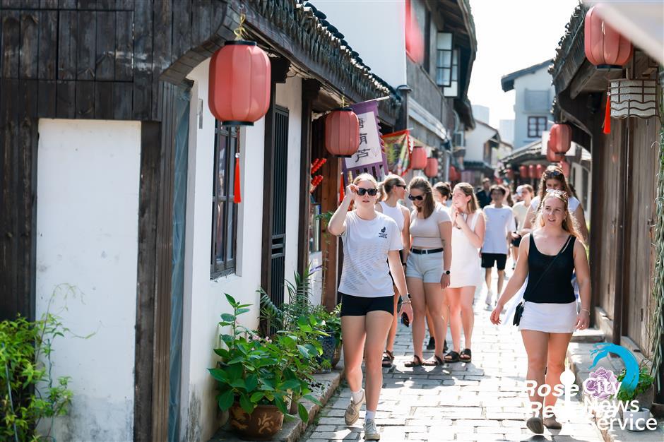 International Women's Rowing Tournament Opens in Fengxian